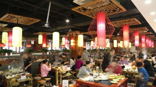 “啃骨頭”醬骨火鍋火爆鄭州，開業首日人氣爆棚